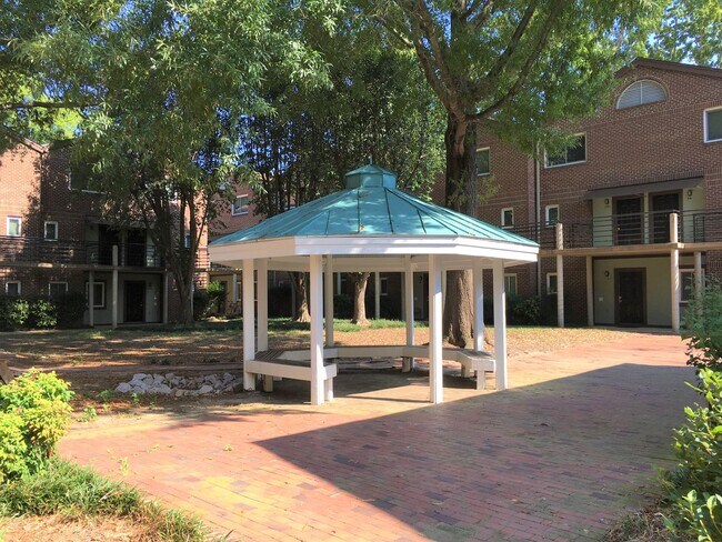 Building Photo - Two BR townhome-style in Chancellor Square...