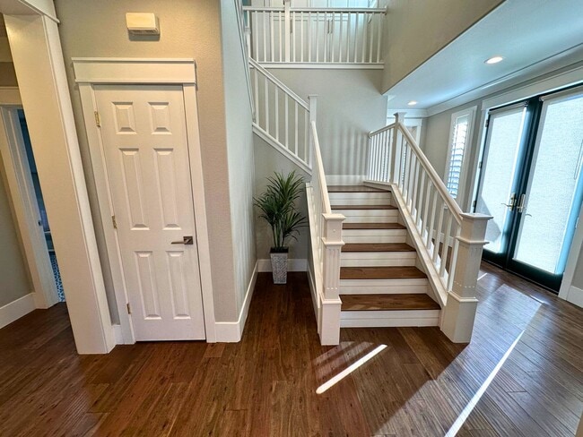 Building Photo - Stunning 4 Bedroom, 2.5 Bath Lawrence Ranch Home With Solar
