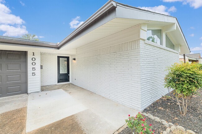 Building Photo - 10055 Larston St