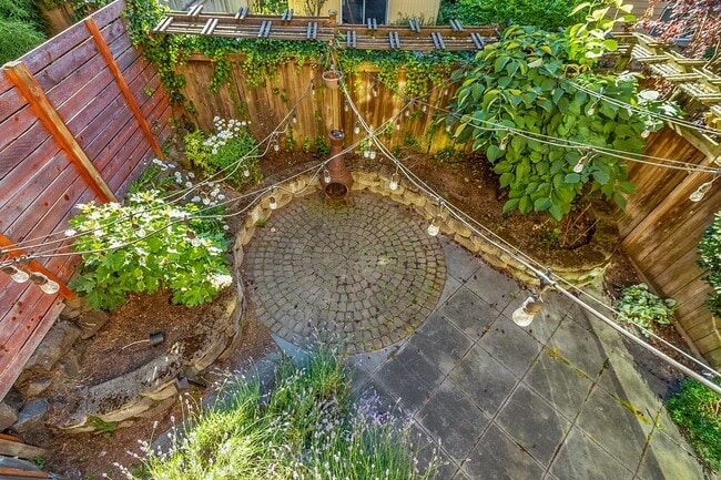 Building Photo - 3Bd/2.5Ba Seattle Townhouse