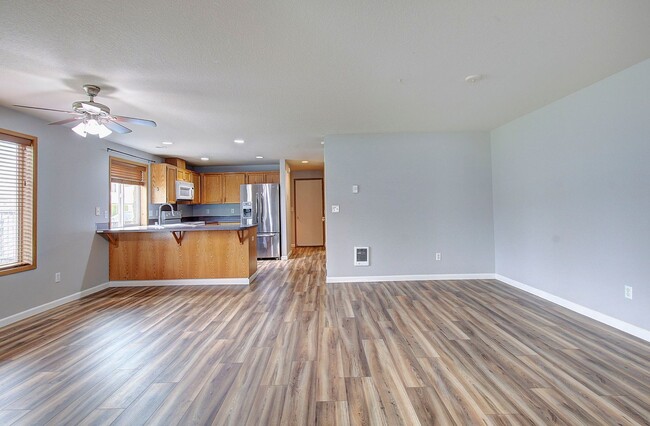Building Photo - Welcome to this charming 2 bedroom, 2 bath...