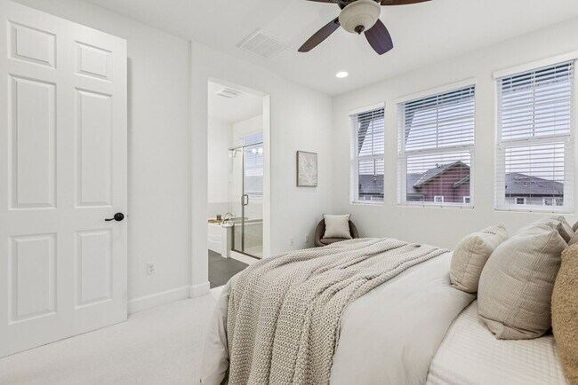 Building Photo - Beautiful Corner-Unit Townhome Near Downtown – 4 Bed | 3 baths