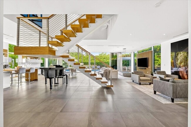 Building Photo - 201 Palm Ave