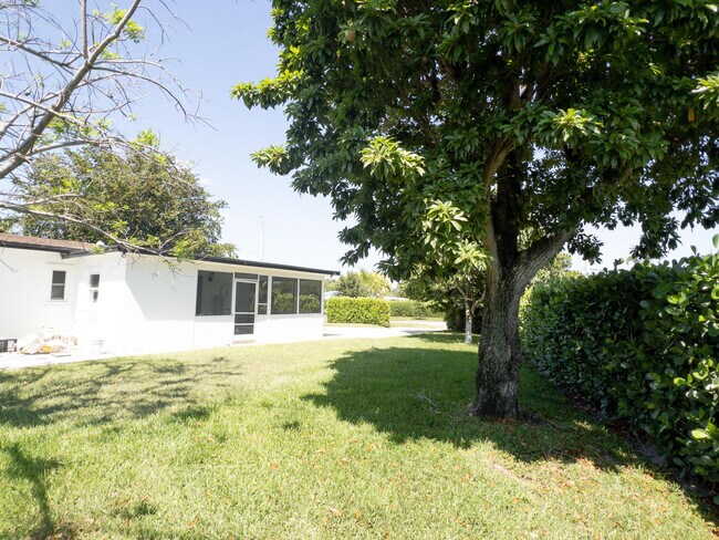 Building Photo - 887 W Perry St