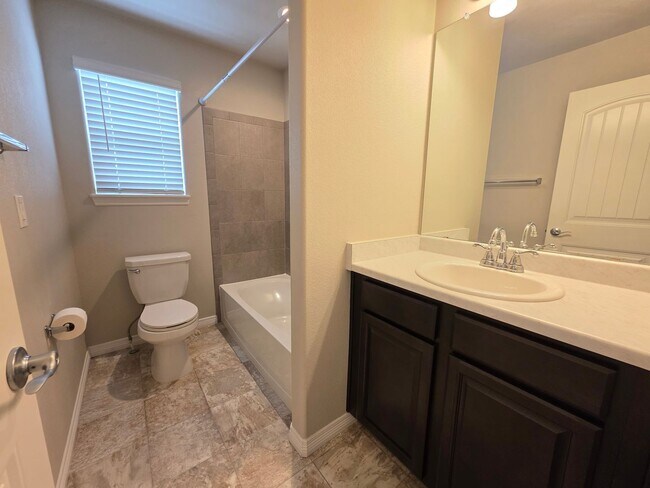 Building Photo - 3 Bed 3 bath house in Lorson Ranch!