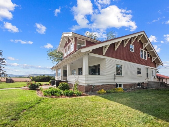 Building Photo - Beautiful craftsman style farmhouse outside Island City with inspiring views of the Grande Ronde ...
