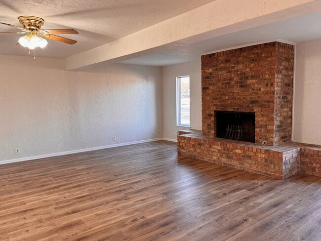 Building Photo - Adorable Mid Century Modern home on a corner lot!