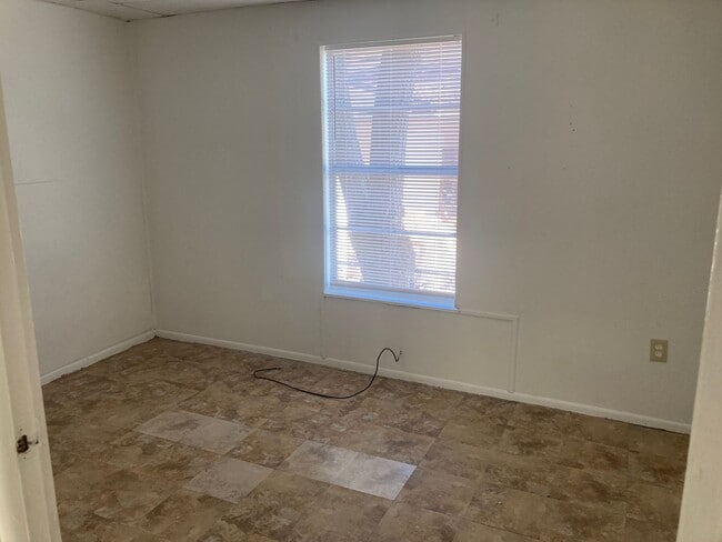 Building Photo - 3 bedroom 1 bath