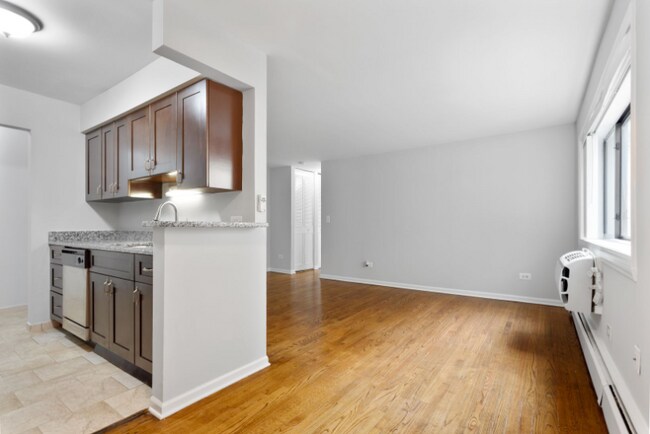 Building Photo - 6001 N Kenmore Ave