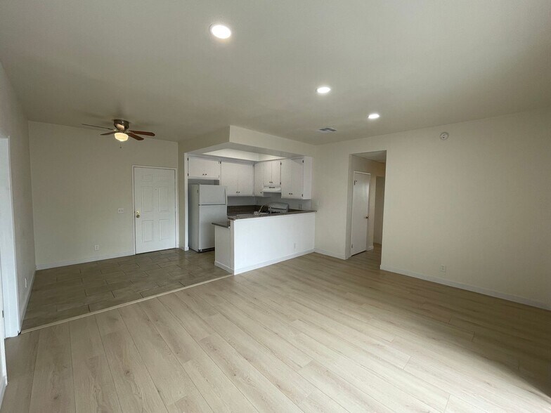 Building Photo - 11459 Collins St