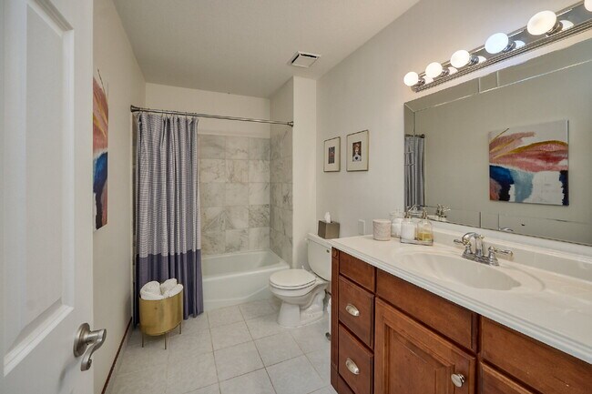 Building Photo - "Charming 3-Bed Townhouse with Scenic View...