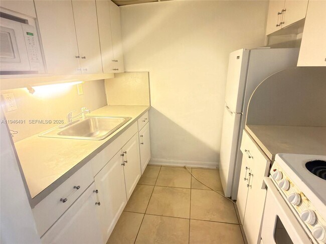 Building Photo - 2000 Biarritz Dr