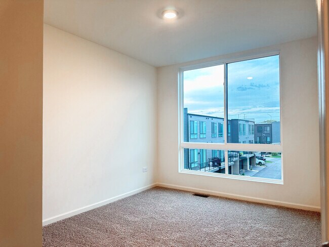 Building Photo - 1318 Lakepointe Dr