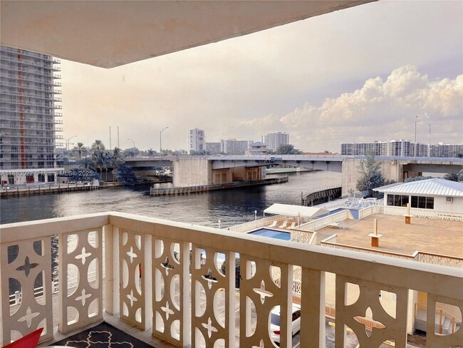 Building Photo - 1817 S Ocean Dr