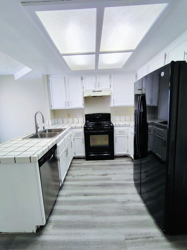 Building Photo - The Lakes Single Story!