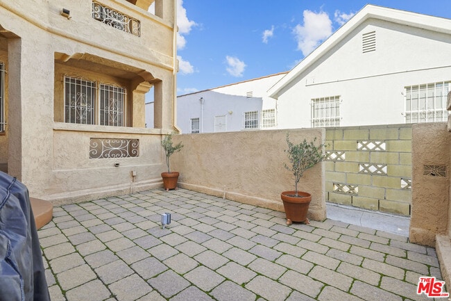 Building Photo - 1143 S Rimpau Blvd