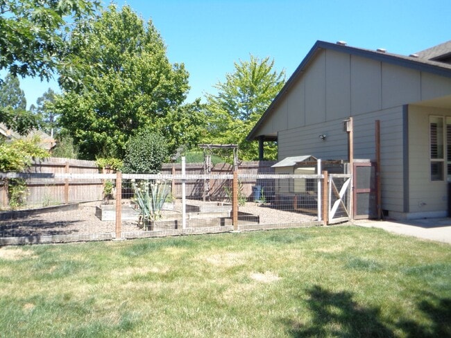 Building Photo - Must See 3 Bedroom Home with Fenced Yard!
