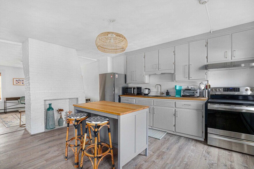 Building Photo - 136 Main St