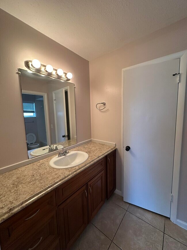 Building Photo - 744 SE Fallon Dr