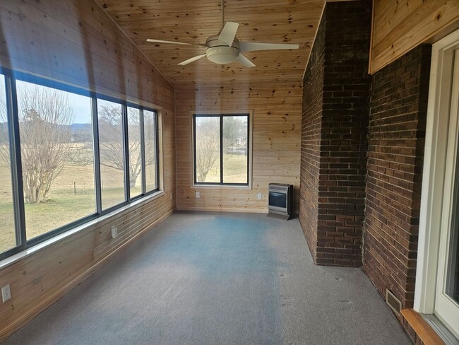 Building Photo - Maryville 37803 - 5 bedroom, 3 bath home - Contact Karen Robertson (865) 454-7626