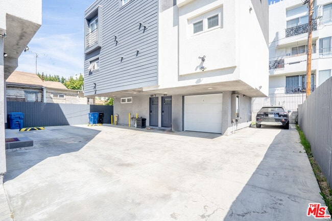 Building Photo - 608 1/2 N Gramercy Pl