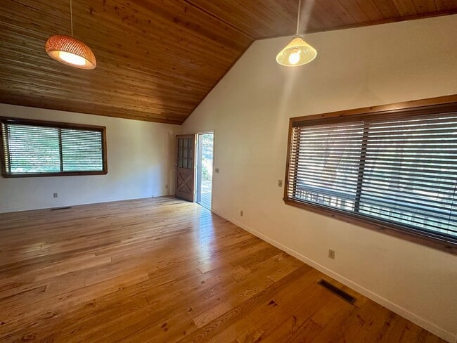 Building Photo - Charming 3 Bedroom 2 Bathroom Home Off Tyl...