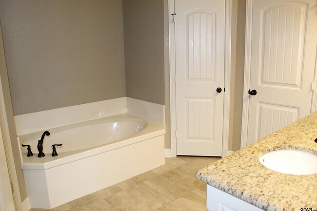 Building Photo - 1811 Spruce Pine Lane