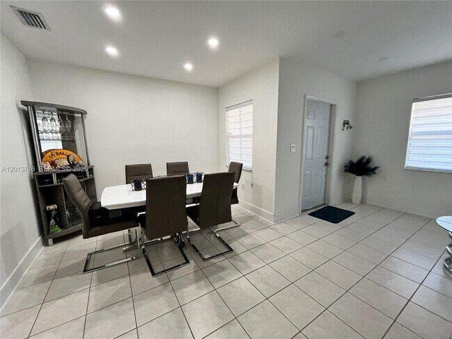 Building Photo - 6224 SW 139th Ave