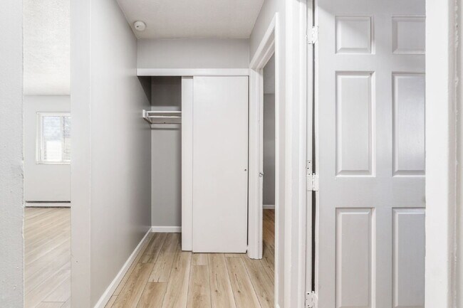 Building Photo - FREE 1 Month Rent! Renovated 2BR Near Children’s Hospital & German Village