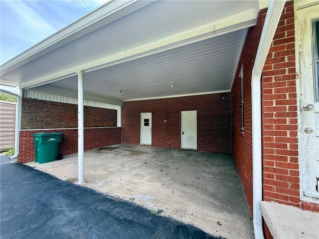 Building Photo - 5520 Helen Dr