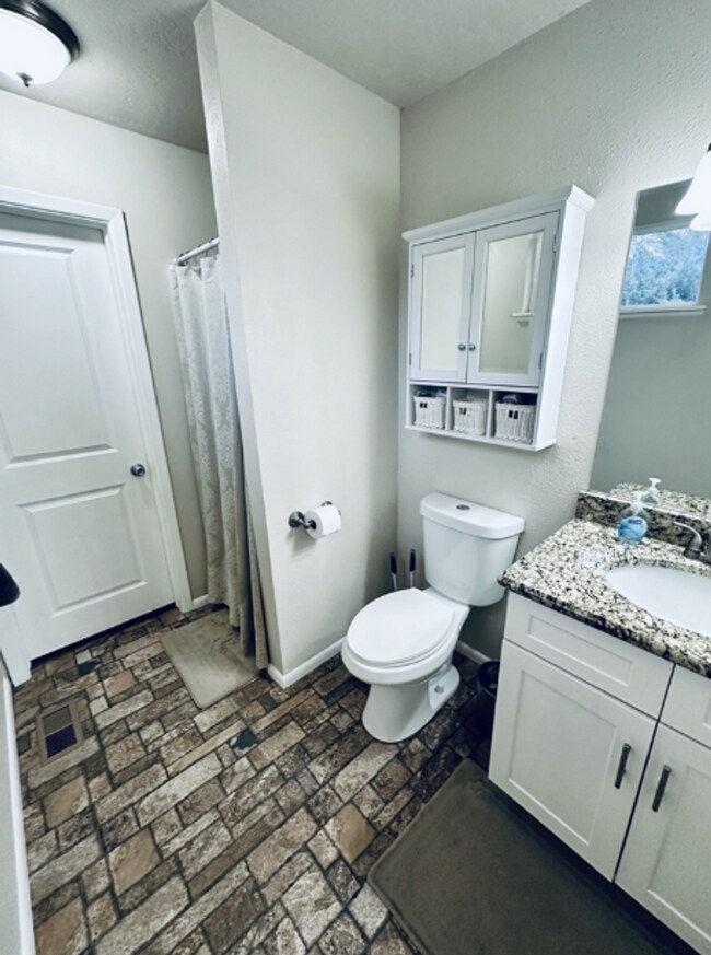 Building Photo - Charming Pet-Friendly Rental Available Now!