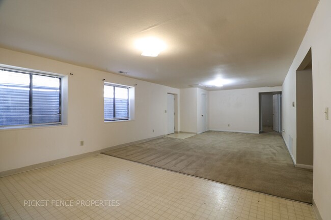 Building Photo - 533 14th Ave