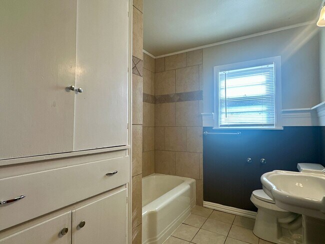Building Photo - Spacious 3/2 on a Corner Lot!