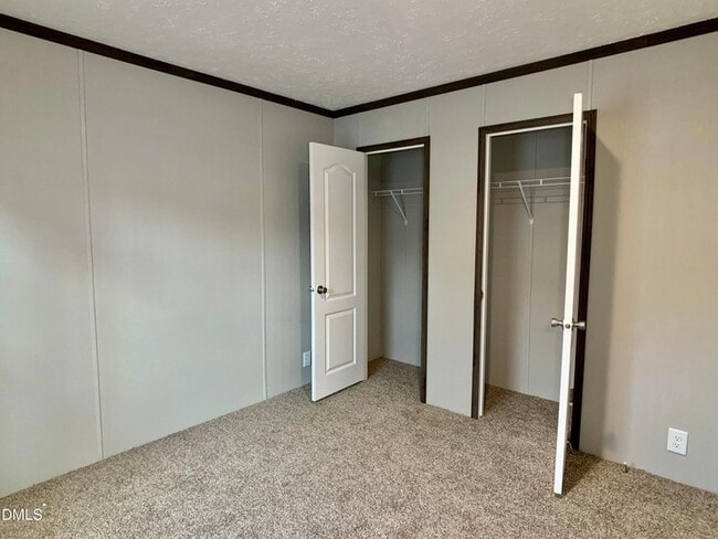 Building Photo - 553 Country Ln