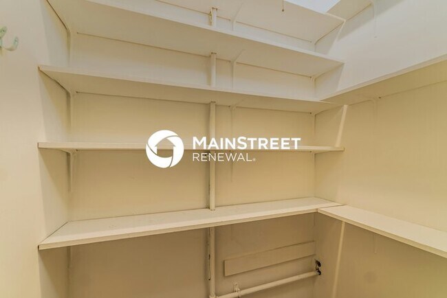 Building Photo - 3 Bedroom Pet-Friendly Home in Louisville, KY with Main Street Renewal