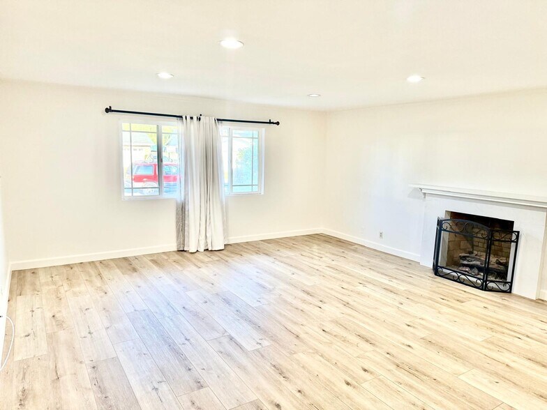 Building Photo - 2121 Mignon Way