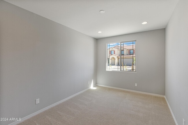 Building Photo - 8956 W Luke Ave