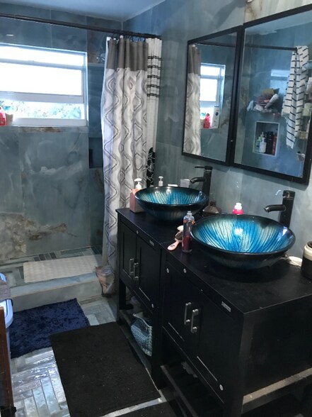 Building Photo - 1425 Hillcrest Dr