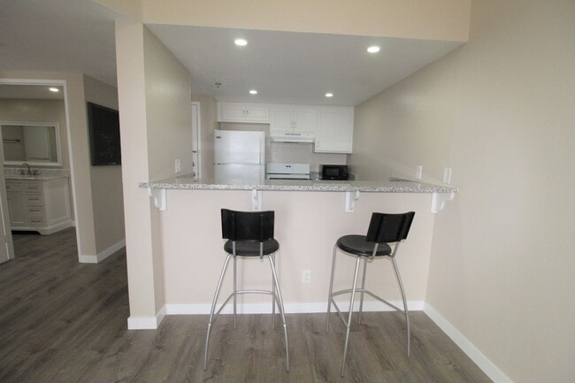 Building Photo - Remodeled Condo in Central Oxnard Gated Community!