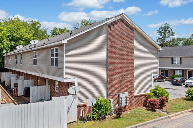 Building Photo - 20 Point Pl Dr