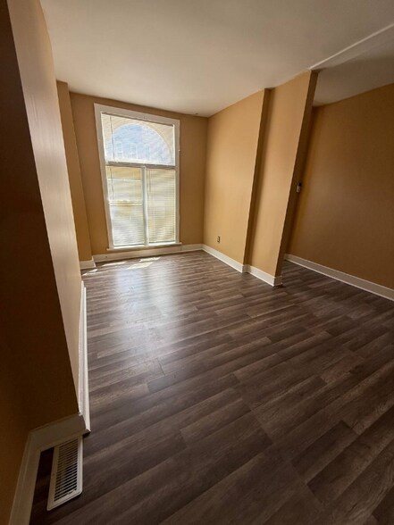Building Photo - 2026 Walbrook Ave