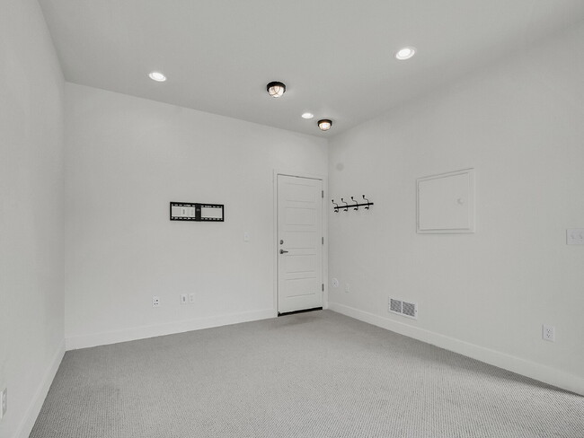 Building Photo - $2,550 - 2 Bed, 2.5 Bath Townhome in Broom...
