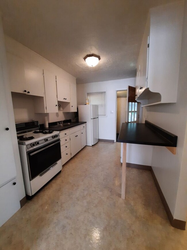 Building Photo - 2 BED | 1 BATH | DUPLEX | WEST