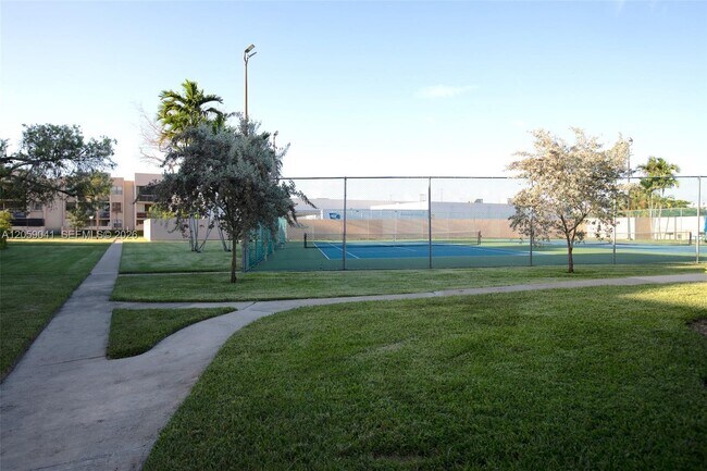 Building Photo - 10425 SW 112th Ave