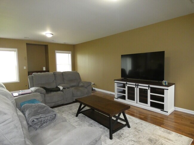 Building Photo - 653 N Edgemere Dr