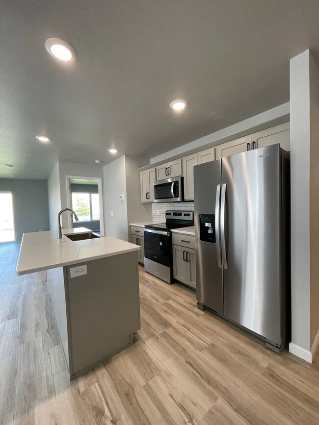 Building Photo - Modern Designed Home with Second Family Room