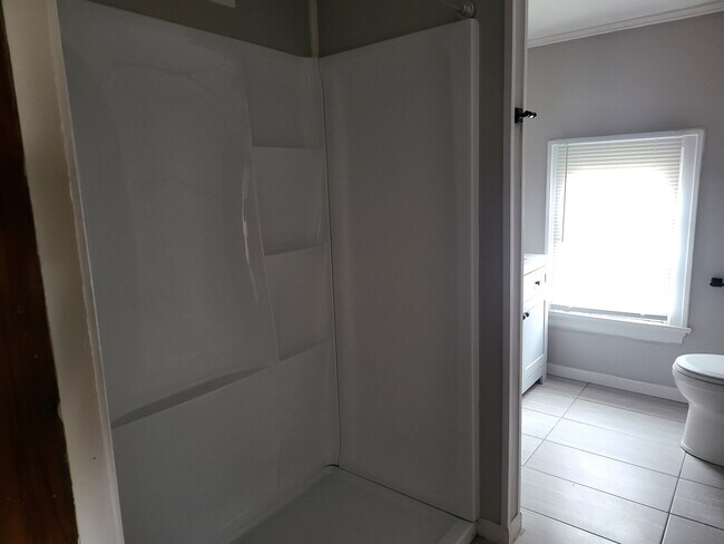 Building Photo - 226 E 16th Ave