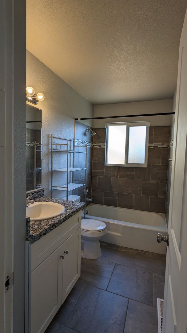 Building Photo - 5 BED/2 BATH RANCH HOME W/FINISHED BASEMEN...