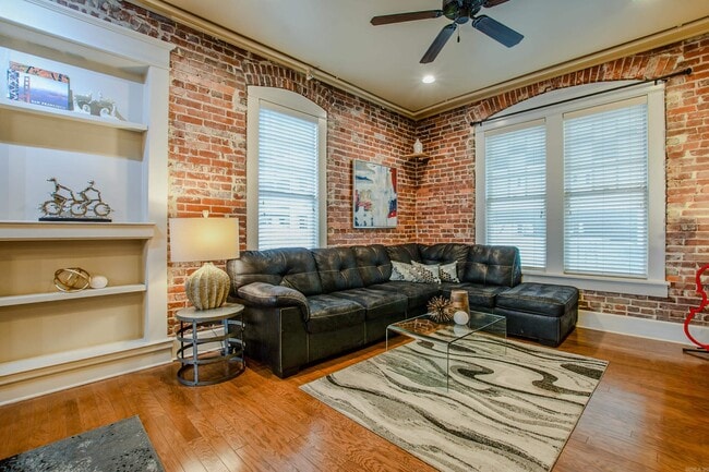 Building Photo - 612 Center St