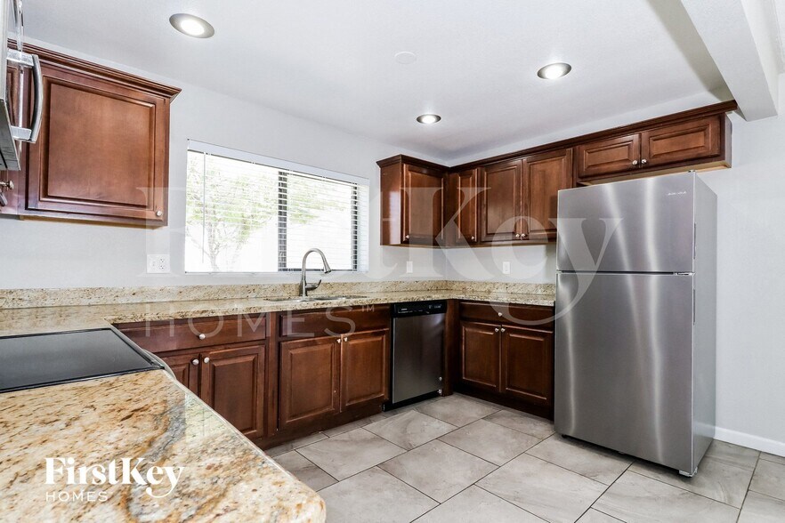 Building Photo - 806 E El Caminito Dr